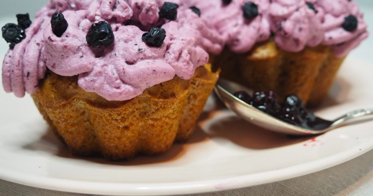 Peanøttmuffins med blåbærkrem uten “sukker”