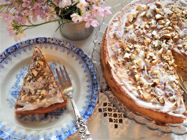 Deilig mandel og kokoskake med kandiserte blomster